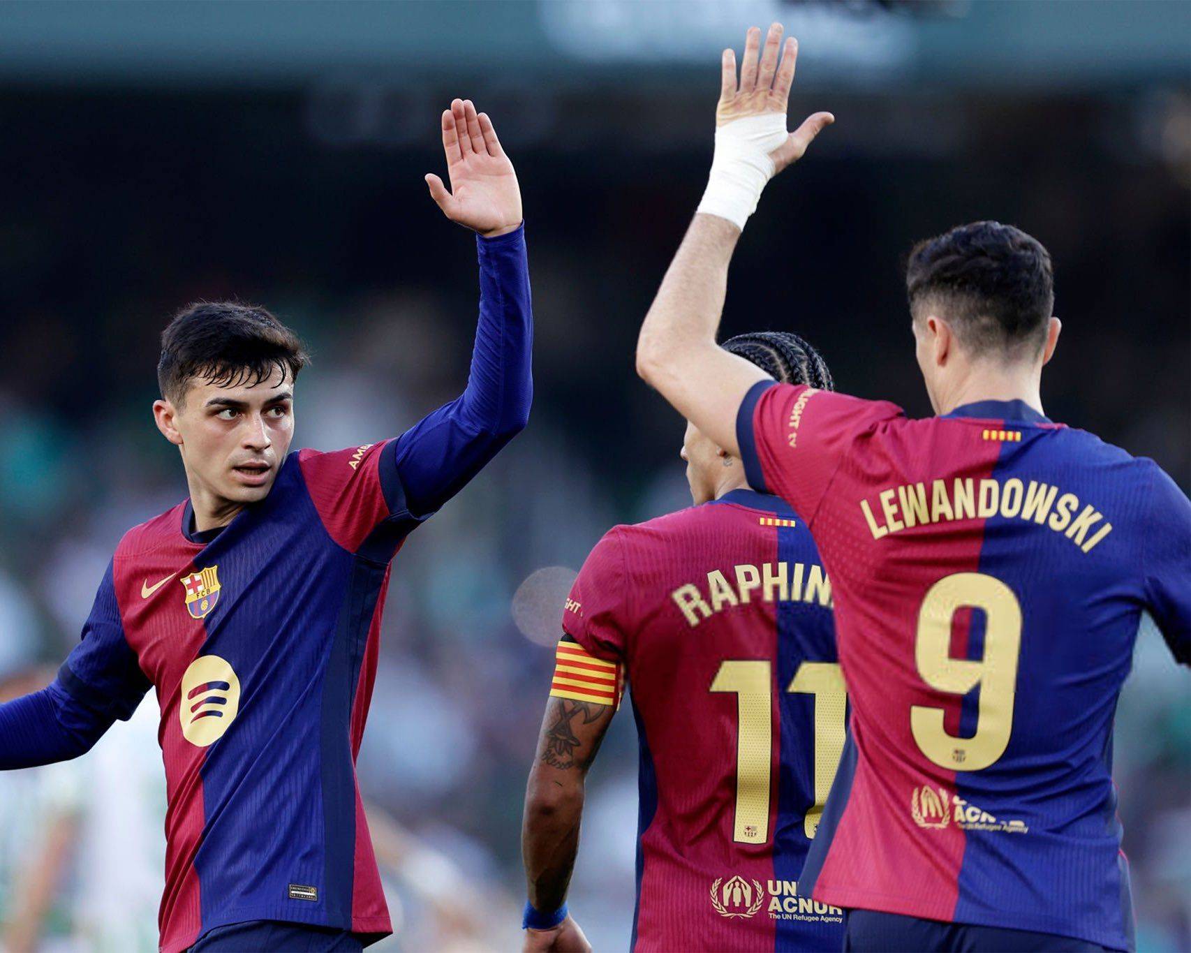  莱万多夫斯基在巴塞罗那比赛中比赛局势复杂，锐不可当引发热议！再创辉煌时刻