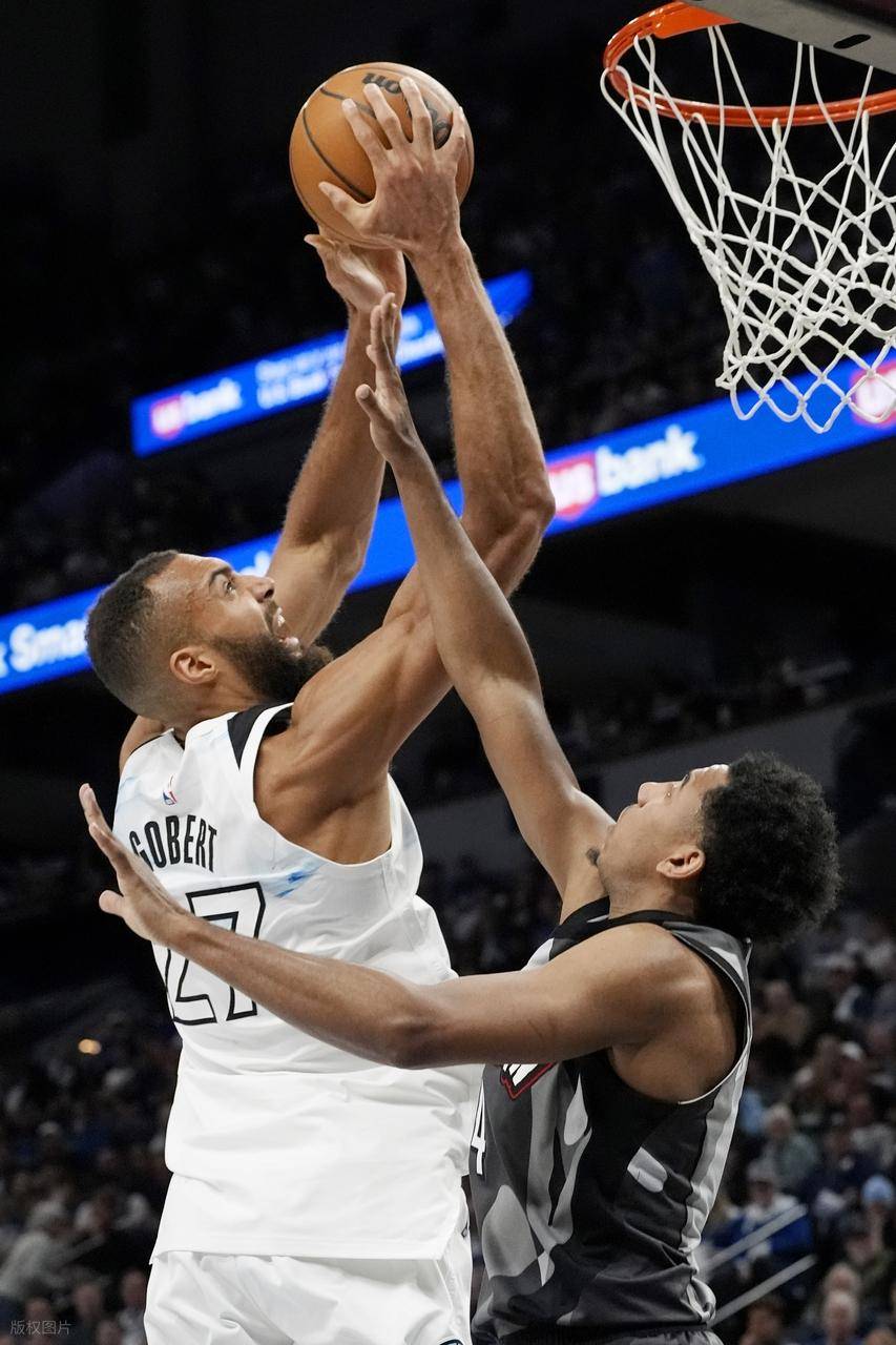 关于又见绝平！洛杉矶快船与圣安东尼奥马刺鏖战至终场，周琦读秒救主的信息